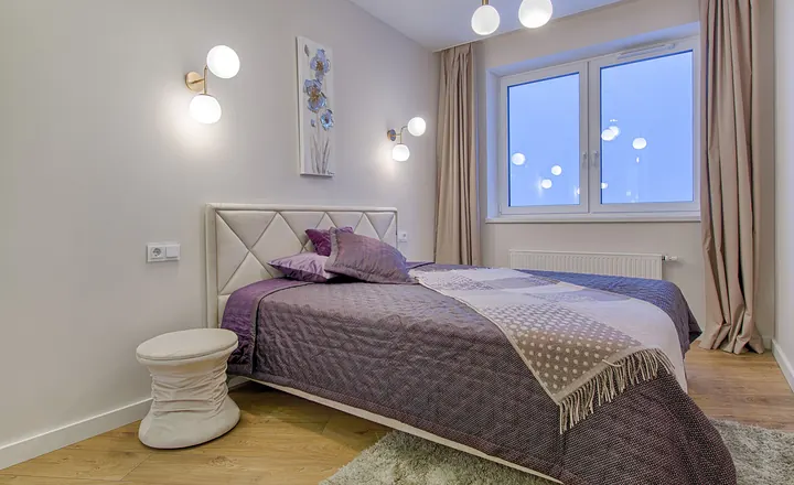 Quarto com cama feita e luz natural